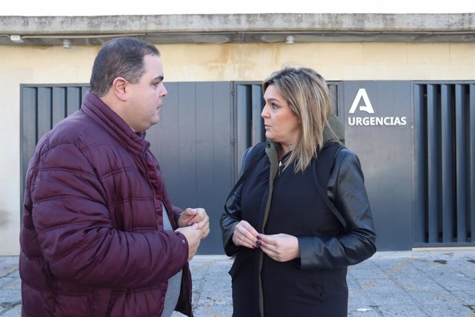 Víctor Torres y Lola Marín junto al centro de salud de Baeza