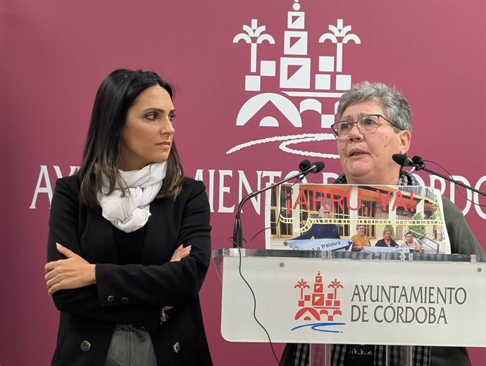 La concejal del PSOE Carmen González y la presidenta de la Asociación de Vecinos 'La Palabra', Ana Sánchez.