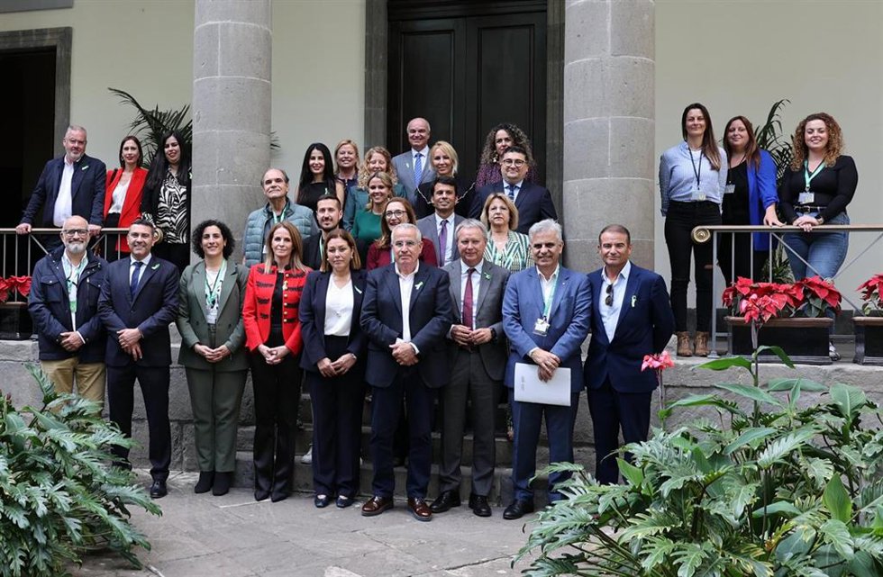 La presidenta del Parlamento de Canarias, Astrid Pérez (c), posa con miembros de asociaciones de lucha contra el cáncer y grupos parlamentarios