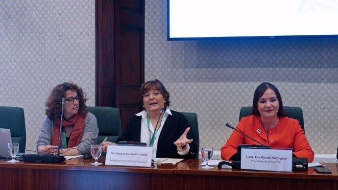 La sotsdirectora general d'Orientació, Participació i Benestar de l'Alumnat, Roser Cervera; la directora general d'Educació Inclusiva, Susana Tarapiella; i la presidenta de la Comissió d'Educació i FP, Eva García, aquest dimarts al Parlament