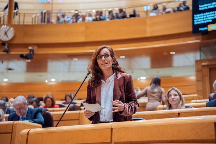 La ministra de Sanidad, Mónica García, durante una sesión de control al Gobierno en el Senado, a 11 de febrero de 2025.