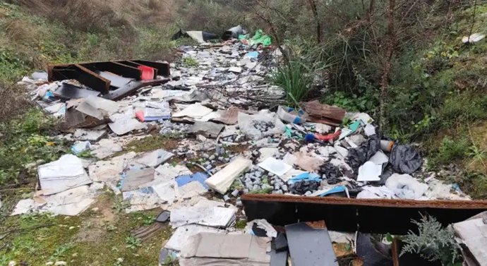 Vertedero en las inmediaciones del manantial del Mal Nombre