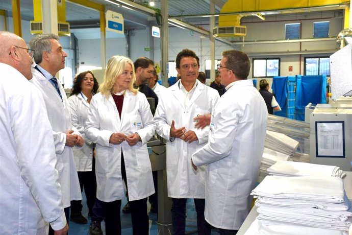 La delegada de la Junta de Andalucía en Cádiz, Mercedes Colombo, y el delegado territorial de Empleo, Empresa y Trabajo Autónomo en la provincia, Daniel Sánchez Román, en una visita a las instalaciones de Ilunion en Cádiz.