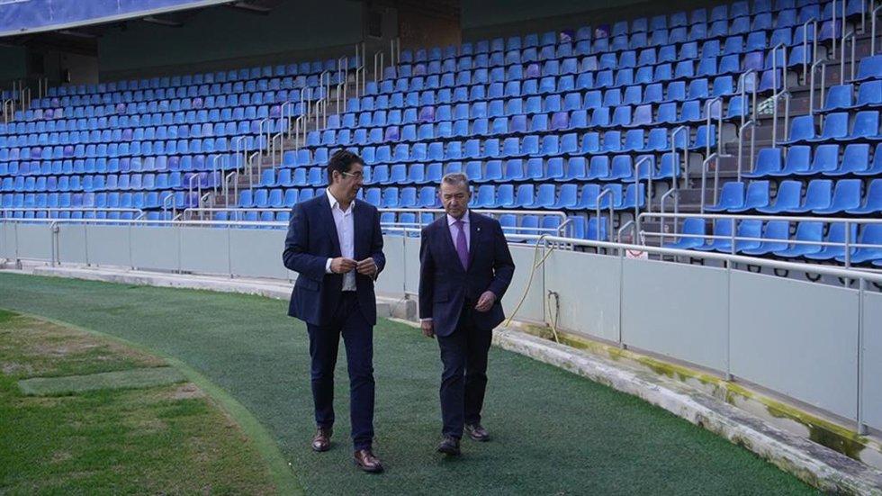 El presidente del Grupo Socialista en el Cabildo de Tenerife, Pedro Martín, y el presidente del CD Tenerife, Paulino Rivero, conversan en el Heliodoro Rodríguez López