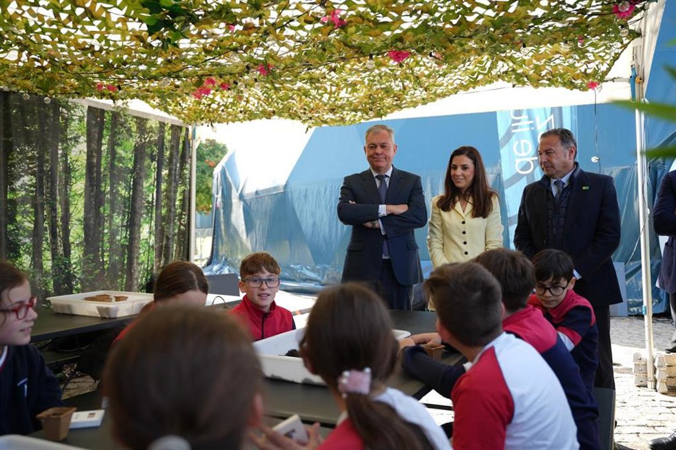 El alcalde de Sevilla en la inauguración del el Espacio Fundación Unicaja en el Muelle de las Delicias.