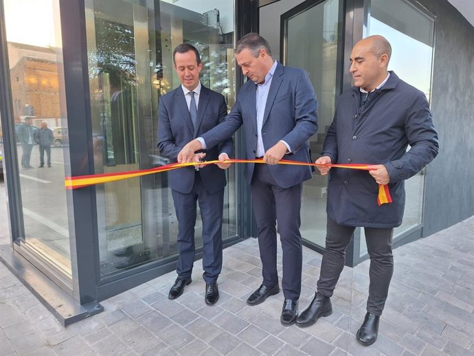 El subdelegado del Gobierno en Almería, José María Martín, durante su visita al edificio 'Antiguo Sindicato' en Tíjola (Almería).