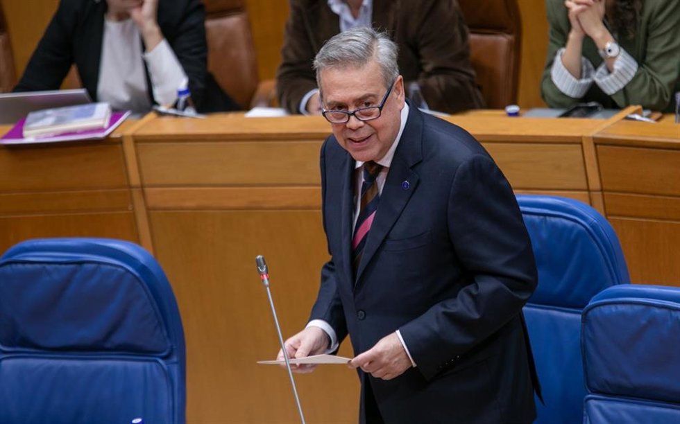 El conselleiro de Sanidade, Antonio Gómez Caamaño, en el Pleno del Parlamento.