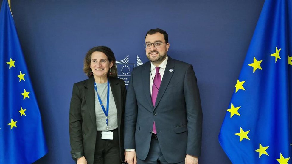 La vicepresidenta de la Comisión Europea para la Transición Limpia, Justa y Competitiva, Teresa Ribera, y el presidente del Principado de Asturias, Adrián Barbón.