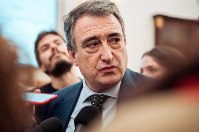 El portavoz del PNV en el Congreso, Aitor Esteban, atiende a los medios durante una sesión plenaria 