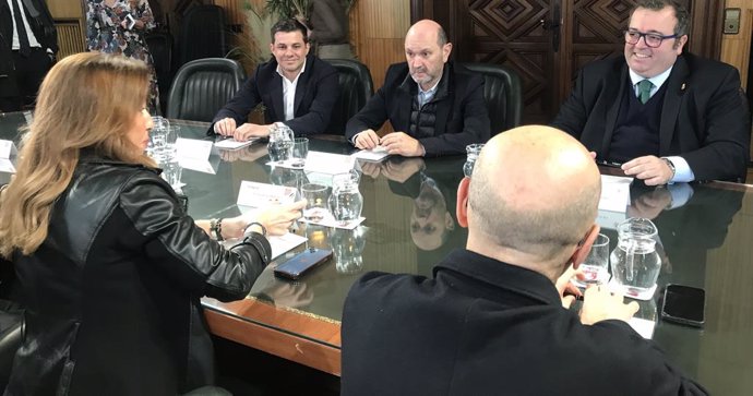 El presidente de la Real Federación Española de Fútbol (RFEF), Rafael Louzán, en su visita a la capital aragonesa, donde se ha reunido con la alcaldesa, Natalia Chueca