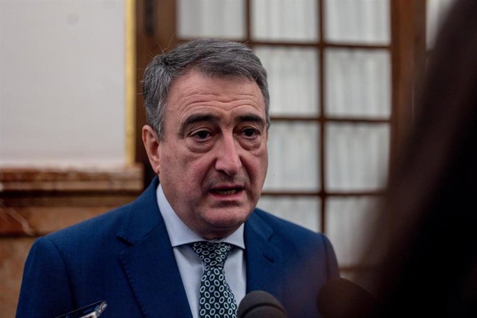 El portavoz del PNV en el Congreso, Aitor Esteban, durante un pleno en la Cámara Baja, a 11 de febrero de 2025, en Madrid 