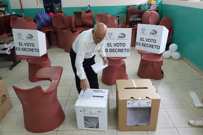 QUITO, 10 de fevereiro de 2025 -- Um eleitor deposita sua cédula em Quito, Equador, em 9 de fevereiro de 2025.   Os equatorianos foram s urnas no domingo para eleger um presidente, um vice-presidente, 151 membros da Assembleia Nacional e cinco membros 