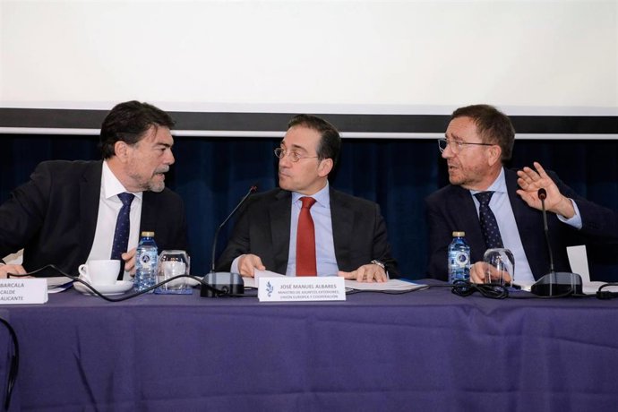 El ministro de Asuntos Exteriores, Unión Europea y Cooperación, José Manuel Albares (c), asiste a la constitución del Alto Patronato de Casa Mediterráneo, en la Casa Mediterráneo, a 11 de febrero de 2025, en Alicante, Comunidad Valenciana (España).