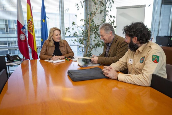 La consejera de Desarrollo Rural, Ganadería, Pesca y Alimentación, María Jesús Susinos, con el presidente de la Fundación Naturaleza y Hombre, Carlos Sánchez