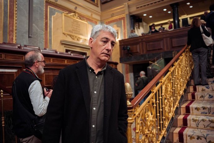 El diputado de EH Bildu, Oskar Matute, a su llegada a una sesión plenaria extraordinaria, en el Congreso de los Diputados, a 22 de enero de 2025, en Madrid (España). El Congreso celebra el primer pleno del año, de manera extraordinaria, para aprobar el su