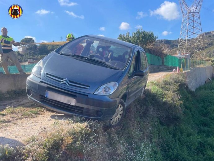Rescatan a un hombre tras salirse de la CV-425 en Buñol y a su coche antes de caer a un terraplén