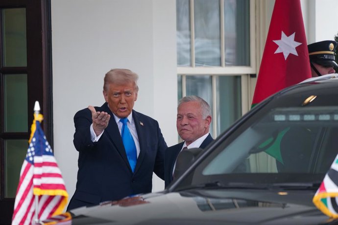 11 de fevereiro de 2025, EUA, Washington: O rei Abdullah II da Jordânia (à direita) é recebido pelo presidente dos EUA, Donald Trump, antes de sua reunião na Casa Branca. Foto: Andrew Leyden/ZUMA Press Wire/dpa