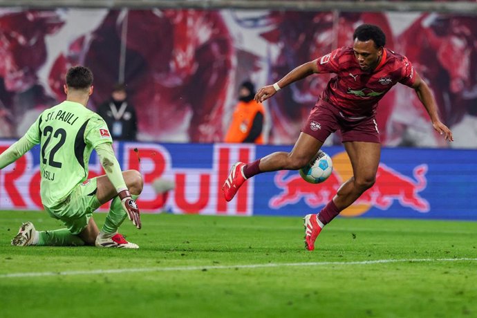 09 February 2025, Saxony, Leipzig: Leipzig's Lois Openda misses a chance to score during the German Bundesliga soccer match between RB Leipzig and FC St. Pauli at the Red Bull Arena. Photo: Jan Woitas/dpa - IMPORTANT NOTICE: DFL and DFB regulations prohib