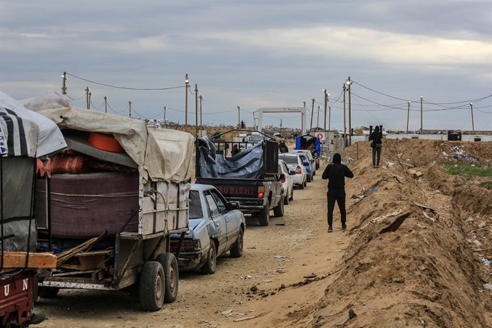 09 de fevereiro de 2025, Territórios Palestinos, Gaza: Palestinos atravessam de volta para suas casas depois que o exército israelense se retirou do corredor de Netzarim, como parte do acordo de cessar-fogo com o Hamas. O corredor foi criado para separar 