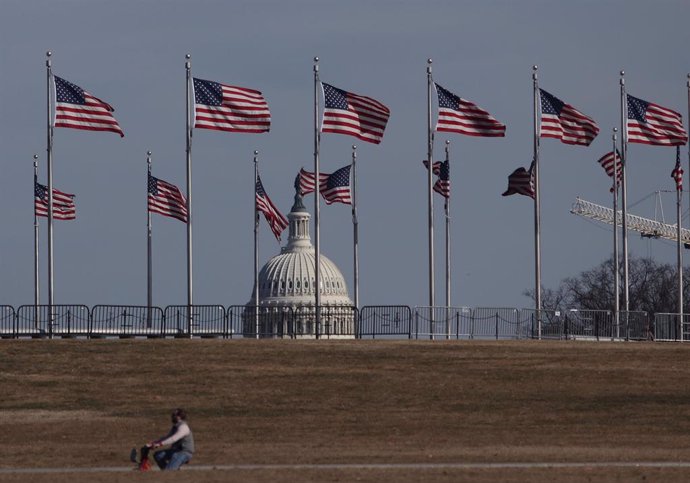 Imagen de archivo de banderas de Estados Unidos frente al edificio del Capitolio, en Washington