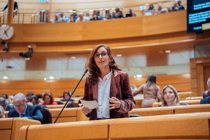 A Ministra da Saúde, Mónica García, durante uma sessão de controle do governo no Senado, em 11 de fevereiro de 2025, em Madri (Espanha). O governo enfrenta a primeira sessão de controle no Senado em 2025 e responderá a perguntas da oposição.