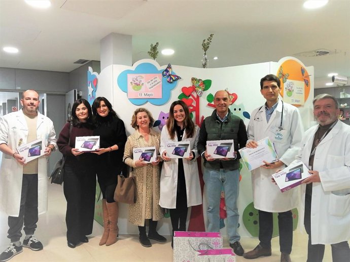 El Aula del Hospital Infanta Margarita de Córdoba recibe una donación de tablets del colegio Ciudad del Sol de Écija.