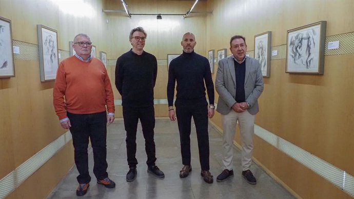 El delegado territorial de Cultura y Deporte, Eduardo Lucena, inaugura en el Museo de Bellas Artes la exposición 'El Artista y el Eros' del artista Ricardo Zamorano.