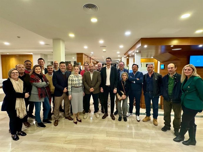 La presidenta del PP de Baleares, Marga Prohens, continúa con las visitas a las Juntas Locales del partido asistiendo a la reunión de Calvià