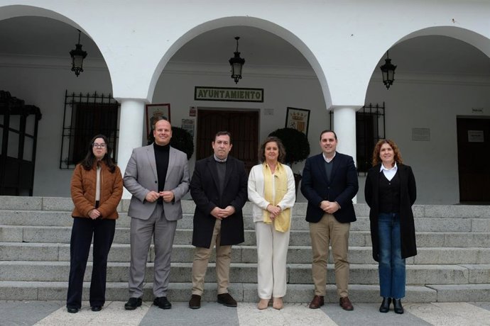 La consejera de Sostenibilidad y Medio Ambiente de la Junta de Andalucía, Catalina García, en su visita al Ayuntamiento de El Bosque.