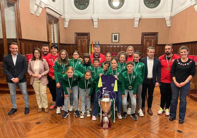 La vicepresidenta tercera y diputada de Cultura y Deportes, África Colomo, recibe a la Selección Provincial Jiennense de fútbol femenino alevín.