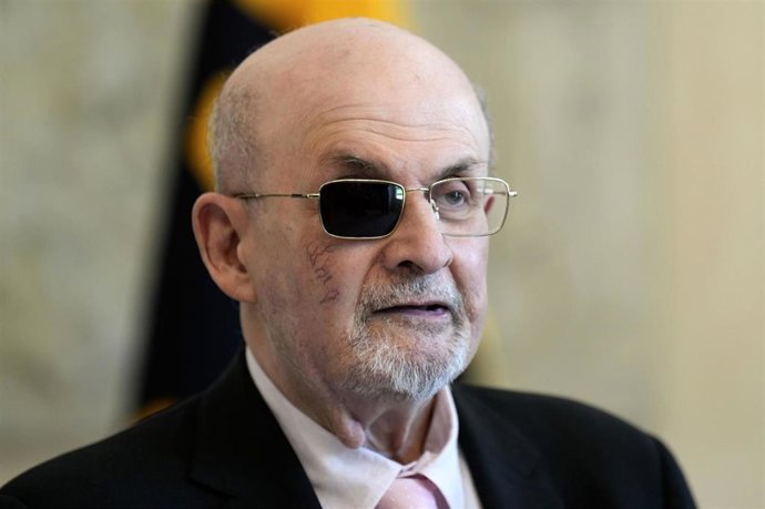 Archivo - El escritor británico de origen indio Salman Rushdie