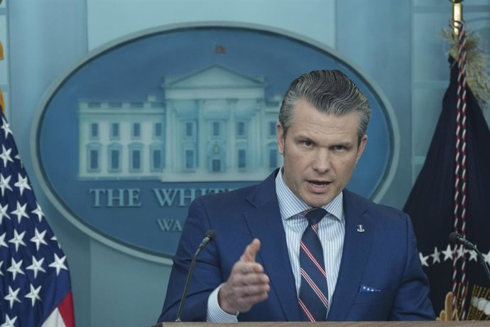 29 de janeiro de 2025, Washington, Distrito de Columbia, EUA: O secretário de Defesa dos Estados Unidos, Pete Hegseth, faz comentários sobre o acidente aéreo no Aeroporto Nacional Reagan na sala de reuniões da Casa Branca em Washington, DC, em 30 de janei