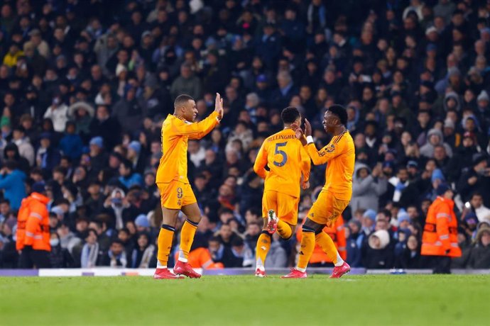 El delantero del Real Madrid Kylian Mbappé celebra un gol con el Real Madrid ante el Manchester City. 