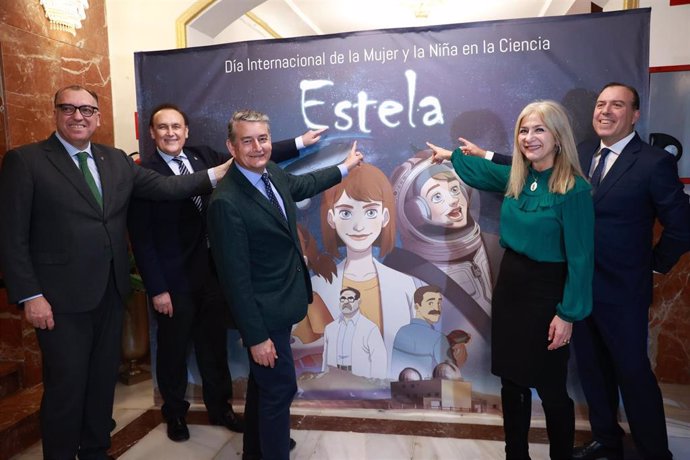 El consejero de la Presidencia, Antonio Sanz(3i), de Universidad, José Carlos Gómez Villamandos, (2i) de Turismo, Arturo Bernal (i), y de Cultura y Deporte, Patricia del Pozo (2d) en el preestreno del cortometraje Estela.