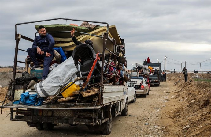 09 de fevereiro de 2025, Territórios Palestinos, Gaza: Palestinos atravessam de volta para suas casas depois que o exército israelense se retirou do corredor de Netzarim, como parte do acordo de cessar-fogo com o Hamas. O corredor foi criado para separar 