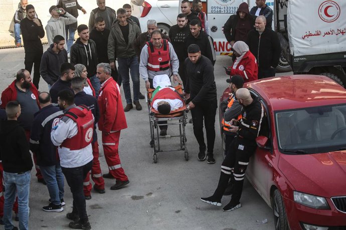 2 de fevereiro de 2025, Jenin, Cisjordânia, Palestina: Paramédicos palestinos carregam o corpo de um homem morto durante a operação militar israelense em larga escala na cidade de Jenin e seu campo. As forças do exército israelense explodiram um bloco res