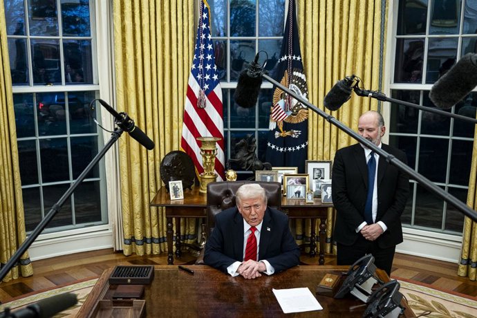 O presidente dos EUA, Donald Trump, em frente à imprensa no Salão Oval.