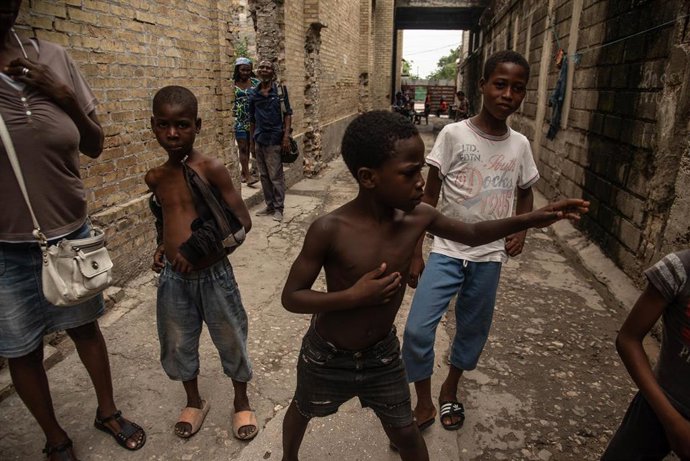 Archivo - Niños haitianos en un barrio de Puerto Príncipe, imagen de archivo.