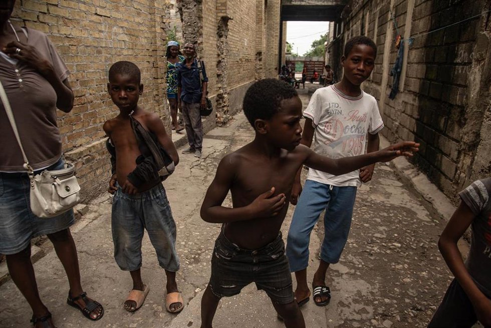 Archivo - Niños haitianos en un barrio de Puerto Príncipe, imagen de archivo.