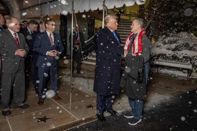 El presidente de EEUU, Donald Trump, recibe a Marc Fogel, profesor detenido en Rusia en 2021