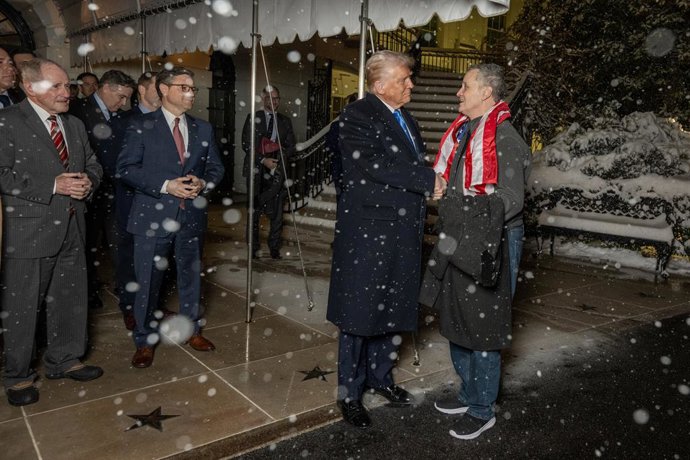 O presidente dos EUA, Donald Trump, recebe Marc Fogel, professor detido na Rússia em 2021