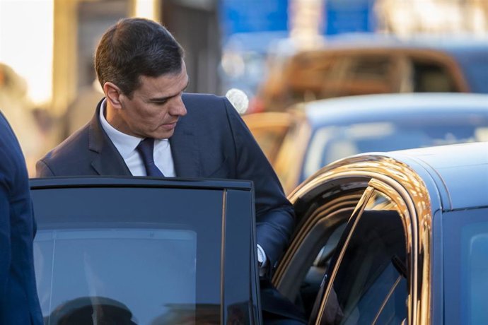 Archivo - El presidente del Gobierno, Pedro Sánchez, sube al coche tras asistir a la capilla ardiente del ex secretario general de UGT, Nicolás Redondo, instalada en la sede del sindicato, a 4 de enero de 2023, en Madrid (España). 