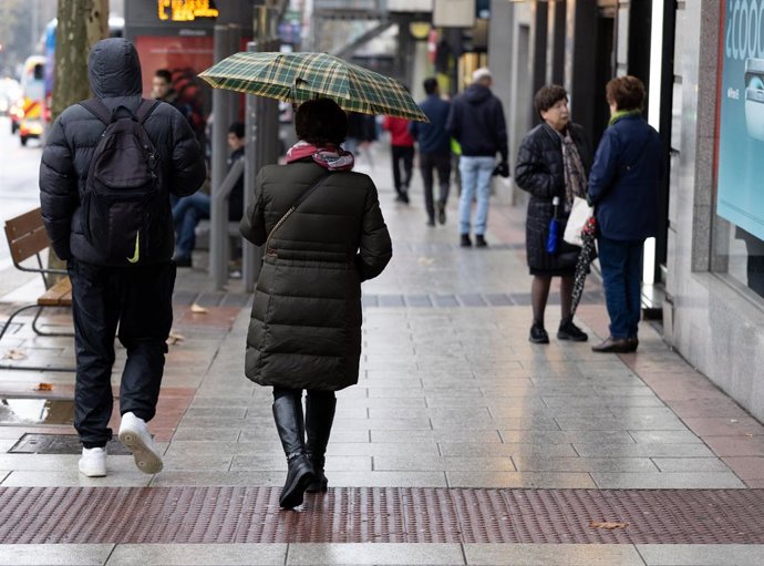 Personas con paraguas bajo la lluvia durante la llegada de la borrasca ‘Garoé’, a 20 de enero de 2025, en Madrid (España). La AEMET avisa de la llegada de 'Garoé', séptima borrasca con nombre, que dejará lluvias por toda España esta semana Las precipitaci