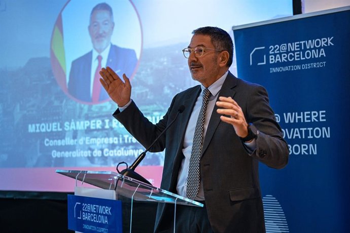 Archivo - El conseller de Empresa y Trabajo de la Generalitat, Miquel Sàmper,