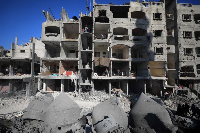 Archivo - Arquivo - Prédio destruído por bombardeio israelense na cidade de Rafah, no sul da Faixa de Gaza (arquivo)