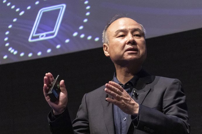 Archivo - 18 July 2019, Japan, Tokyo: SoftBank Chairman and CEO Masayoshi Son speaks during the SoftBank Robot World 2019 event to introduce AI (Artificial Intelligence) and IoT (the Internet of Things) companies developing the latest technology for robot