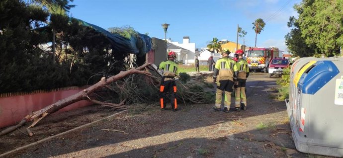 Efectivos del Consorcio Provincial de Bomberos en la zona afectada por el paso del tornado en Pozo del Camino.