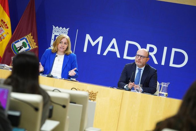 Archivo - El delegado de Políticas Sociales, Familia e Igualdad, José Fernández, y la vicealcaldesa, Inma Sanz, en la Junta de Gobierno