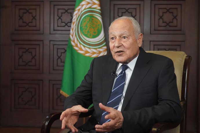 Archivo - CAIRO, 30 de maio de 2024 -- O secretário-geral da Liga dos Estados Árabes (AL), Ahmed Aboul-Gheit, fala durante uma entrevista à Xinhua no Cairo, Egito, em 23 de maio de 2024. PARA IR COM "Entrevista: O Fórum de Cooperação China-Estados Árabes 