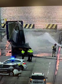 Sofocado un pequeño incendio en la rueda de un camión en el Puerto de València